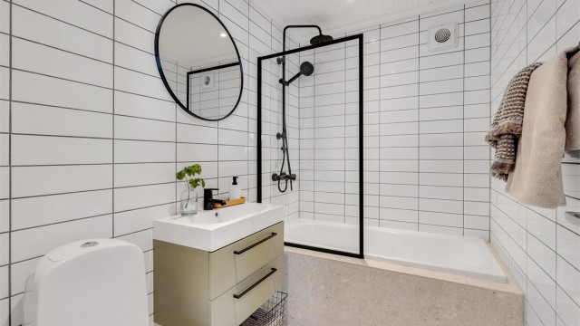 Stilfullt i svart og hvitt. Badet er fra 2012, fliser og varmekabler fra 2020. Sluket er ikke skiftet ved oppgradering av fliser.