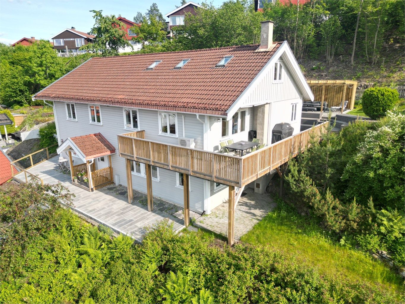 Velkommen til Brusetfaret 56, presentert av Terje Tveit i Krogsveen. Enebolig m/hybel i blindvei