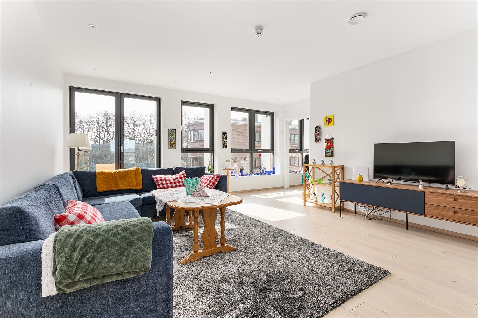 Leiligheten er høyt plassert i fjerde etasje og strekker seg gjennom hele etasjen. Utsyn sees i begge retninger!