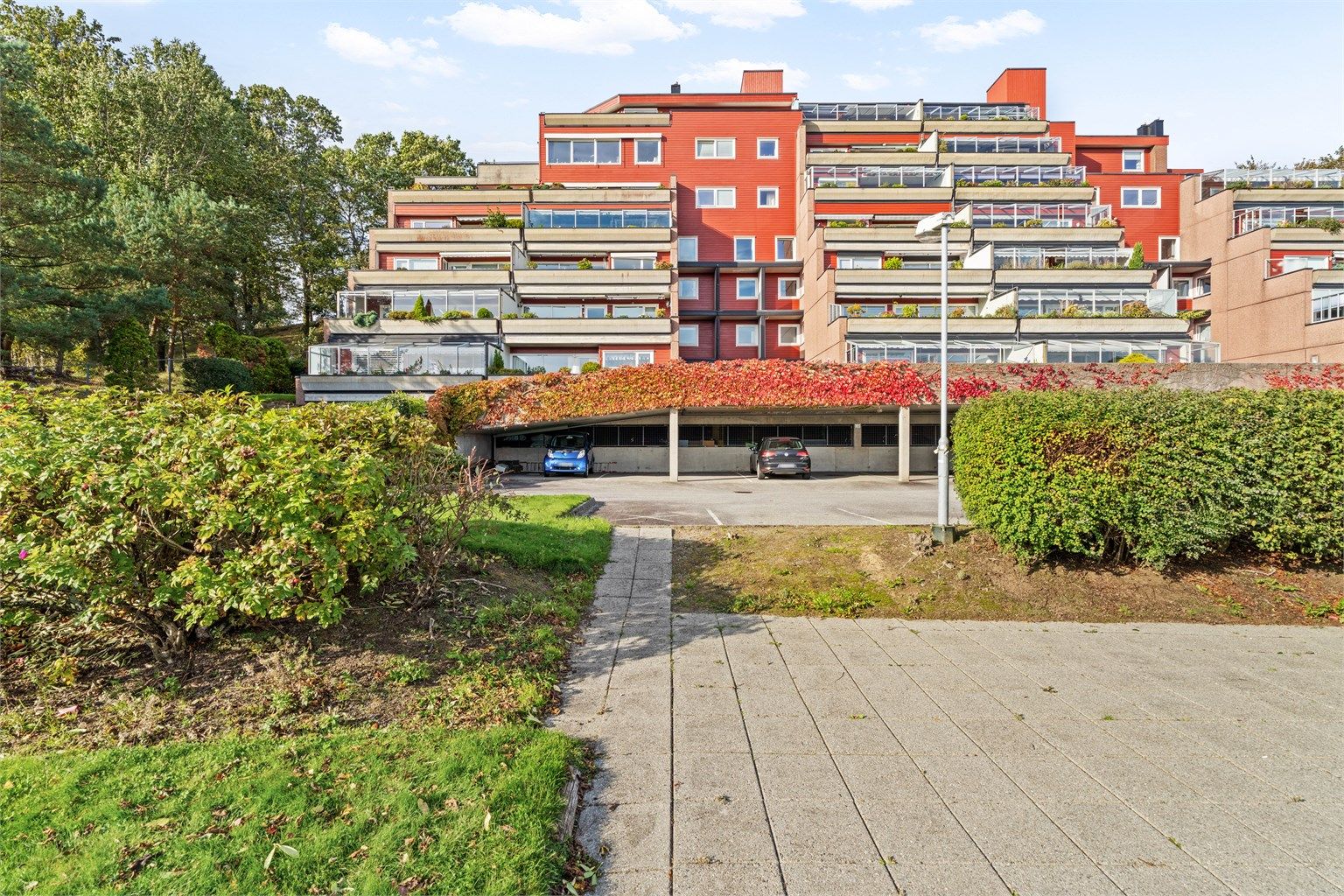 Sameiet Lensmannsgården Vest tilbyr heisadkomst, fellesrom i toppetasjen og praktisk garasjeanlegg.
Foto: Martin Nordbø