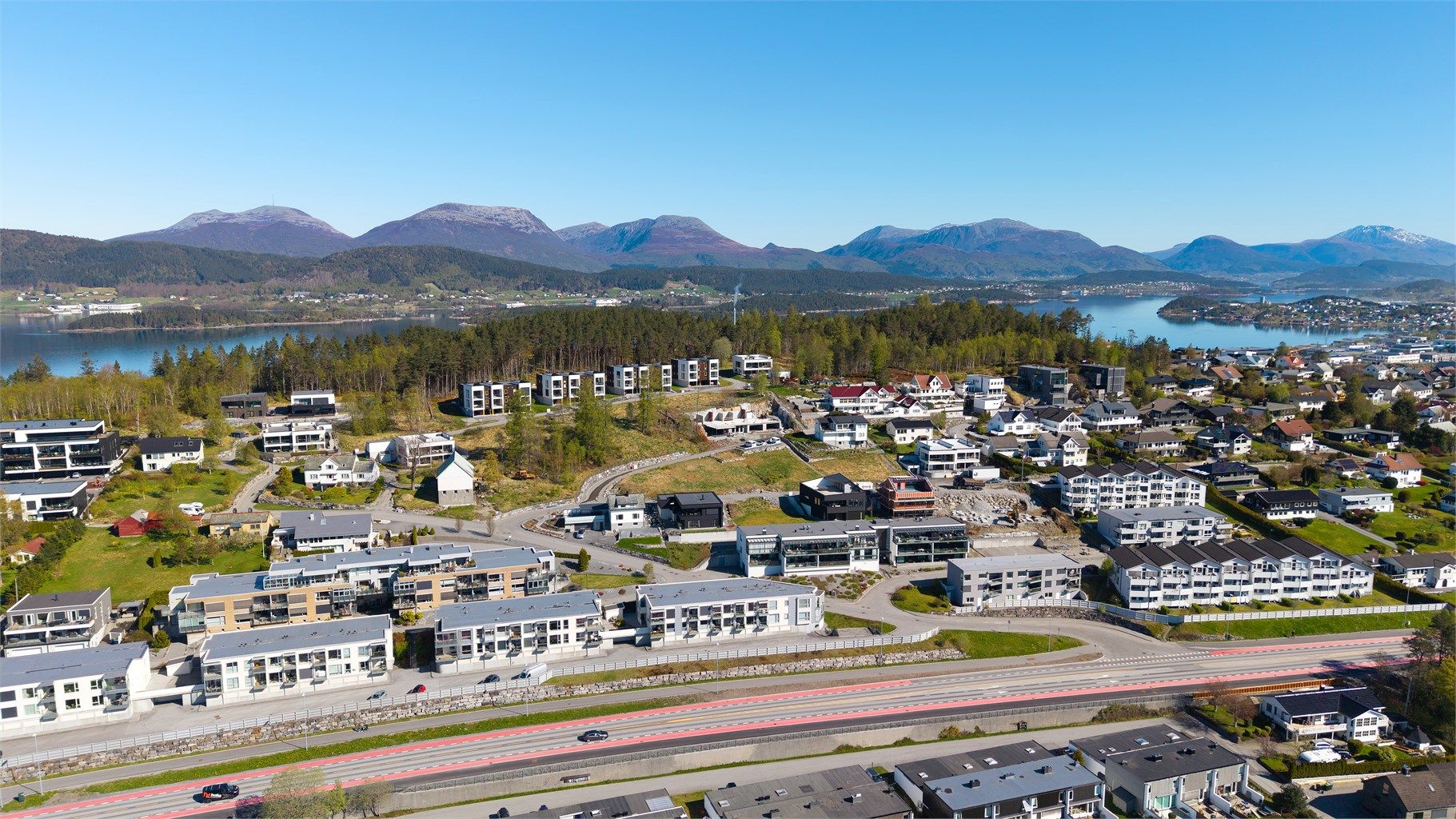Det er gangavstand til flotte turmuligheter langs Fjordstien og på Åsemulen