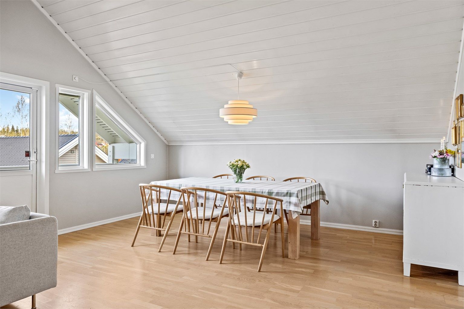 Spisestuen er et naturlig samlingspunkt for familie og venner.