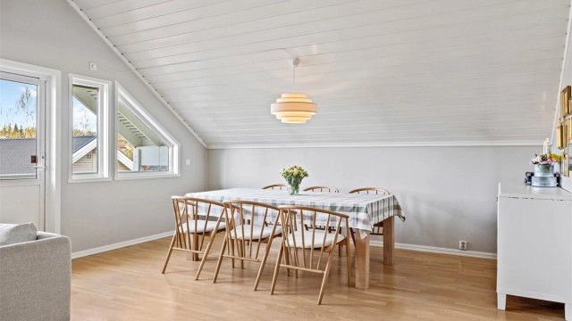 Spisestuen er et naturlig samlingspunkt for familie og venner.