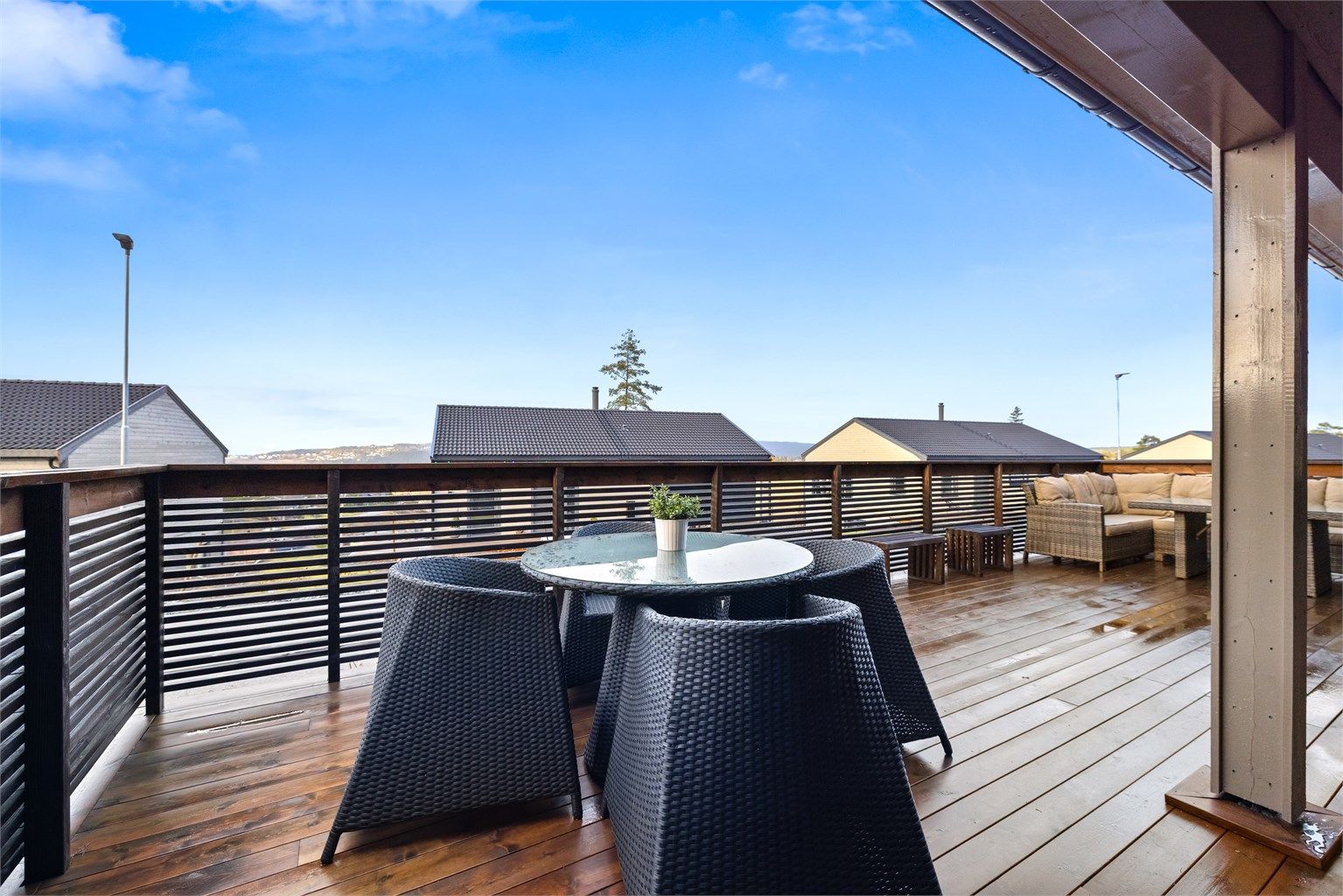 Her er det god plass til flere sittegrupper og grill.