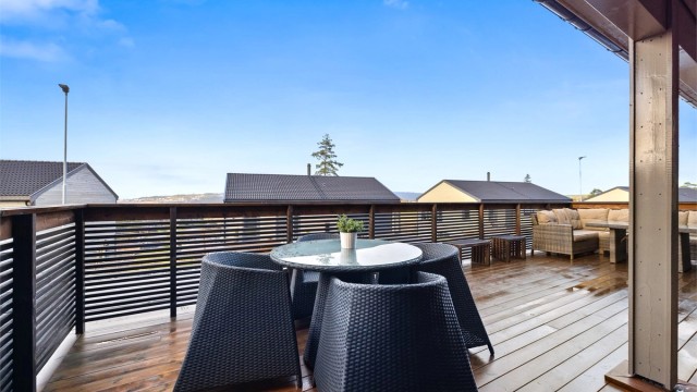 Her er det god plass til flere sittegrupper og grill.