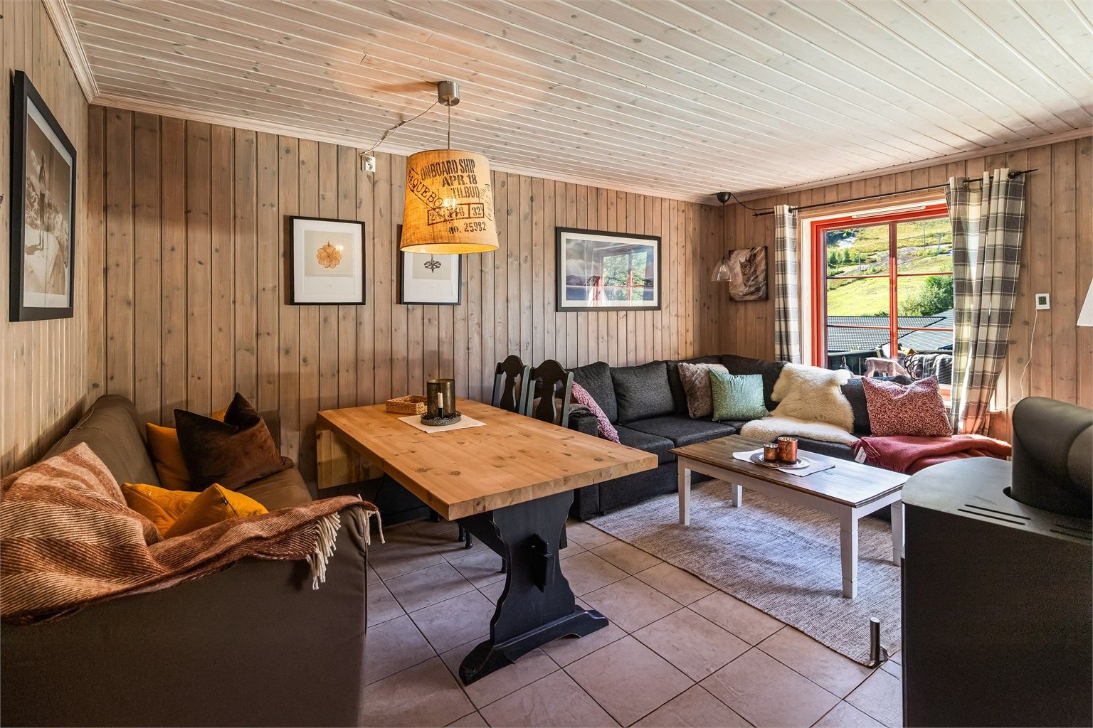 Lyse fliser med varmekabler i gulv