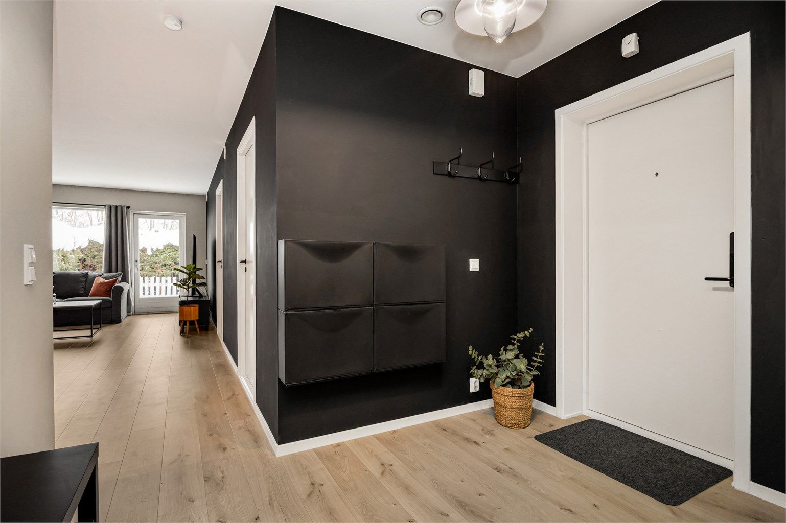 Det er også vegghengte skoskap og knagger i entréen