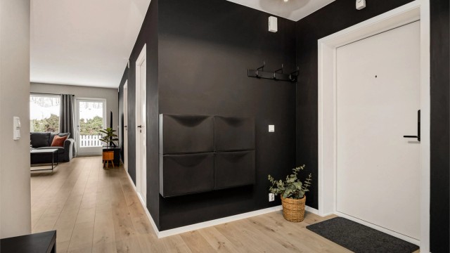 Det er også vegghengte skoskap og knagger i entréen