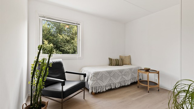 Soverom 2 er også av god størrelse, og har plass til både seng og garderobeskap. Dette rommet egner seg godt som gjesterom, barnerom eller kontor.
