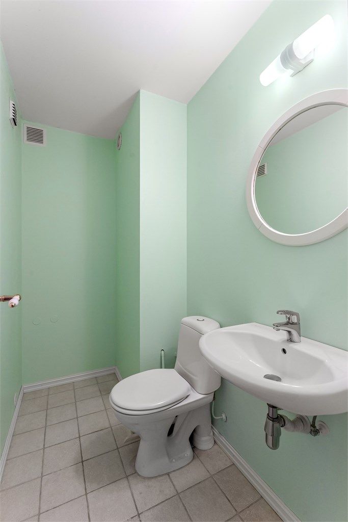 Separat toalettrom praktisk plassert ved entréen