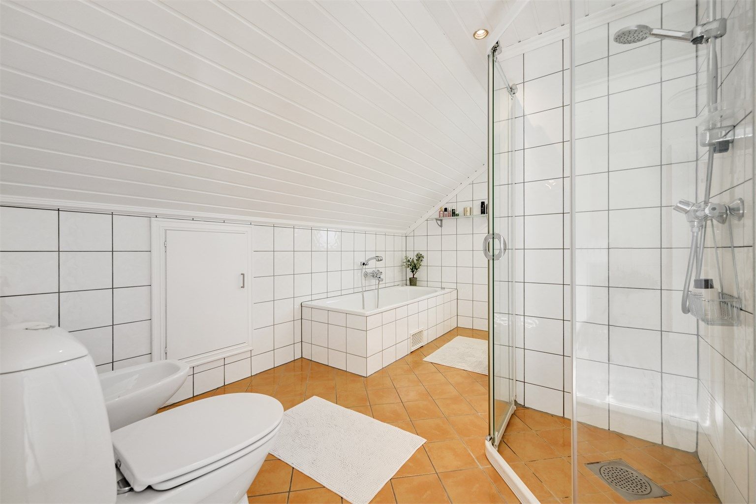 Badet er komplett utstyrt med toalett, bidet, dusj og badekar.