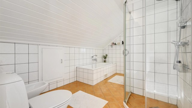 Badet er komplett utstyrt med toalett, bidet, dusj og badekar.