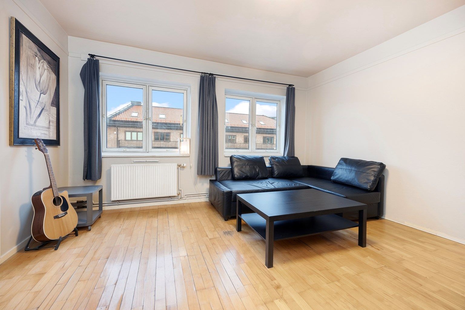 Stue med vindu mot vest som slipper inn rikelig med dagslys 