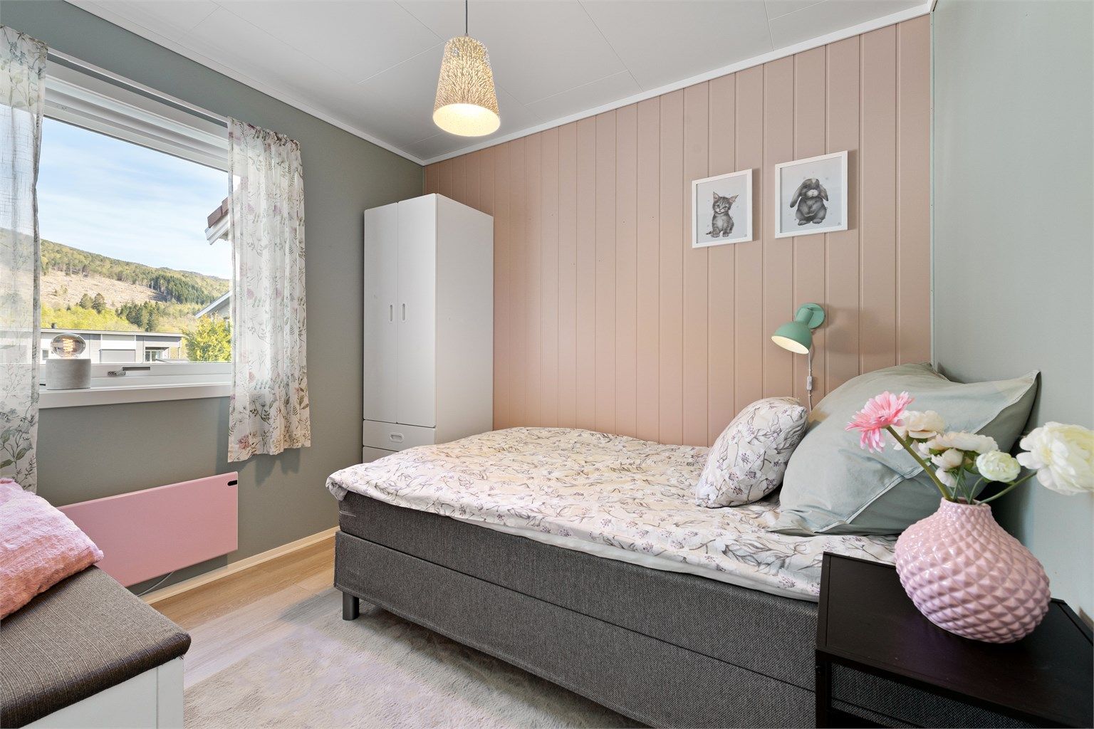 Boligens fjerde soverom er lyst og trivelig, med plass til seng og oppbevaring.