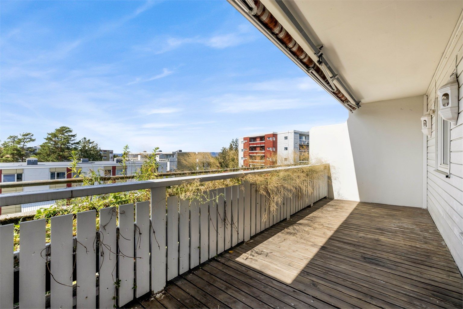 Dette er en innholdsrik selveierleilighet med 2 balkonger, garasjeplass og masse potensiale, beliggende i 4. og øverste etasje i lavblokk. Foto: Bjørnar Solberg. 