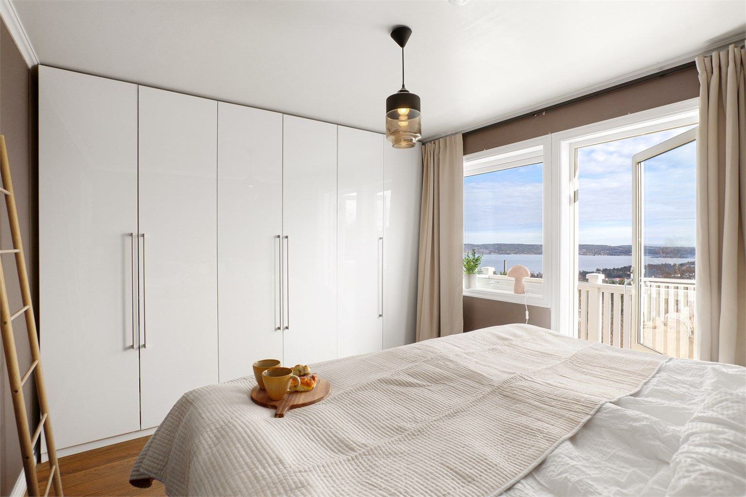 Utgang til balkong fra hovedsoverommet