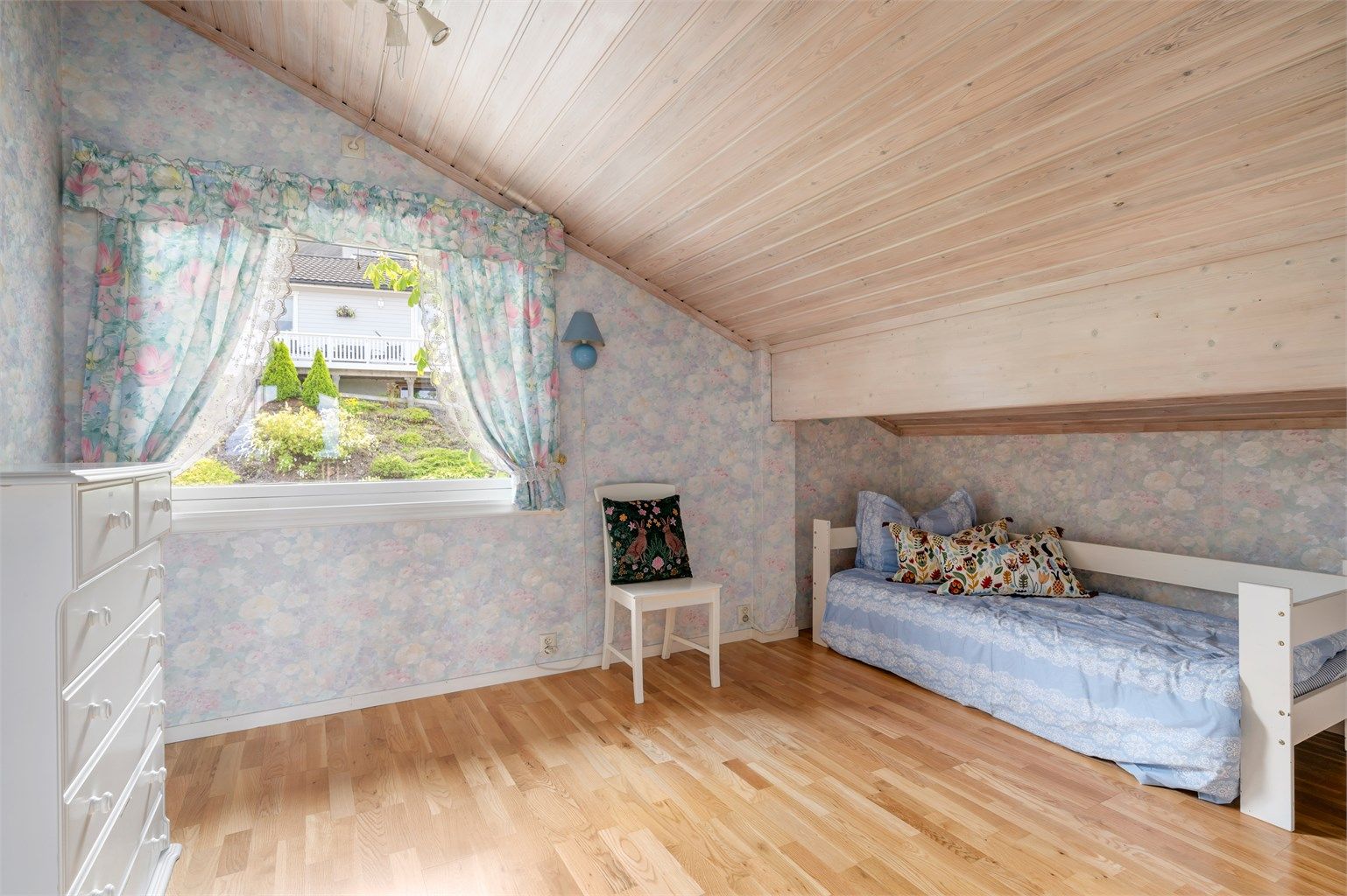 Soverom i loftsetasjen. 