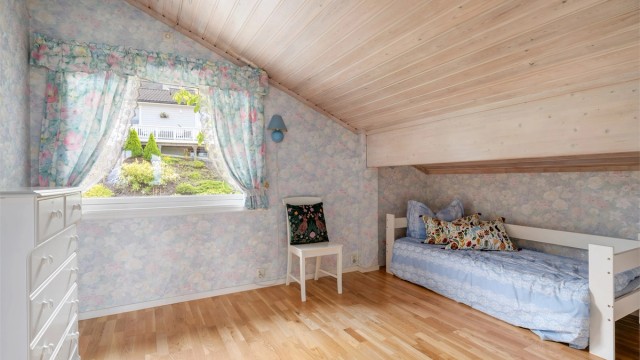 Soverom i loftsetasjen.