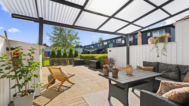 Terrassen er overbygd, slik at også regnværsdager kan nytes her.