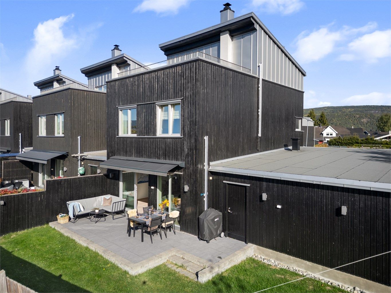 Meget tiltalende kjedet enebolig med dobbel garasje og stor bod. Koselig skjermet hage og takterrasse.
Foto: Emotional Landscape Production Ole Thoresen