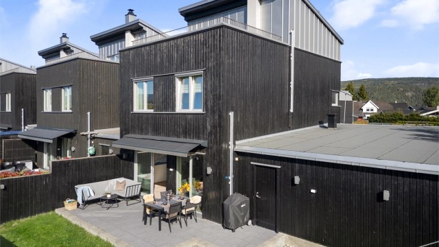 Meget tiltalende kjedet enebolig med dobbel garasje og stor bod. Koselig skjermet hage og takterrasse.
Foto: Emotional Landscape Production Ole Thoresen