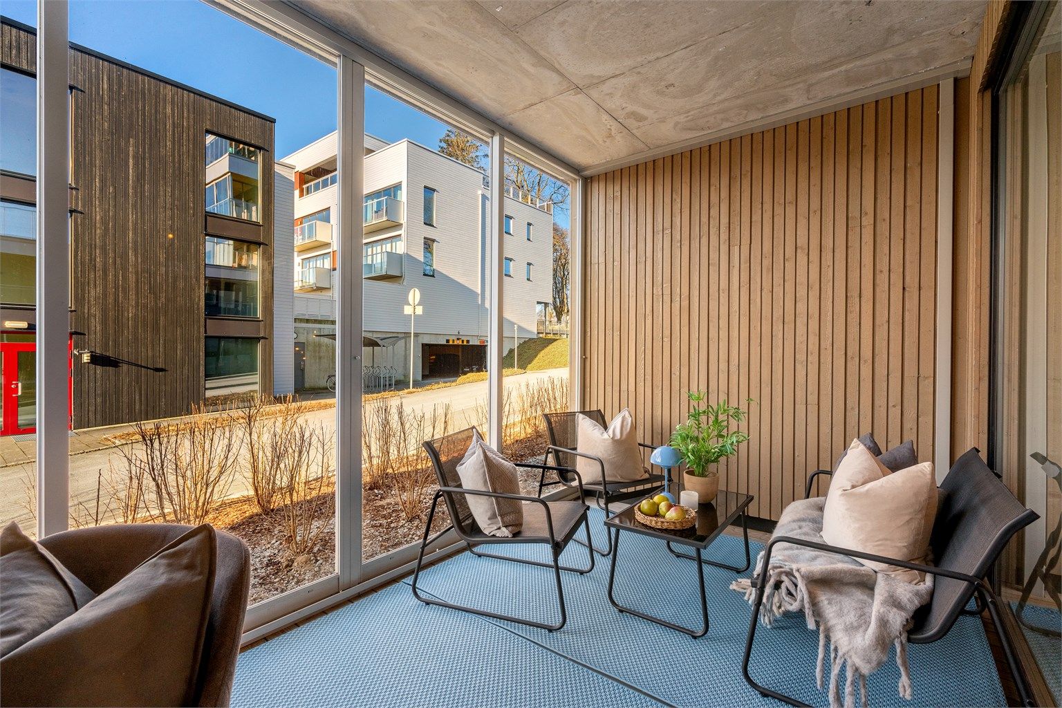 Innglasset markterrasse mot vest.