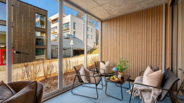 Innglasset markterrasse mot vest.