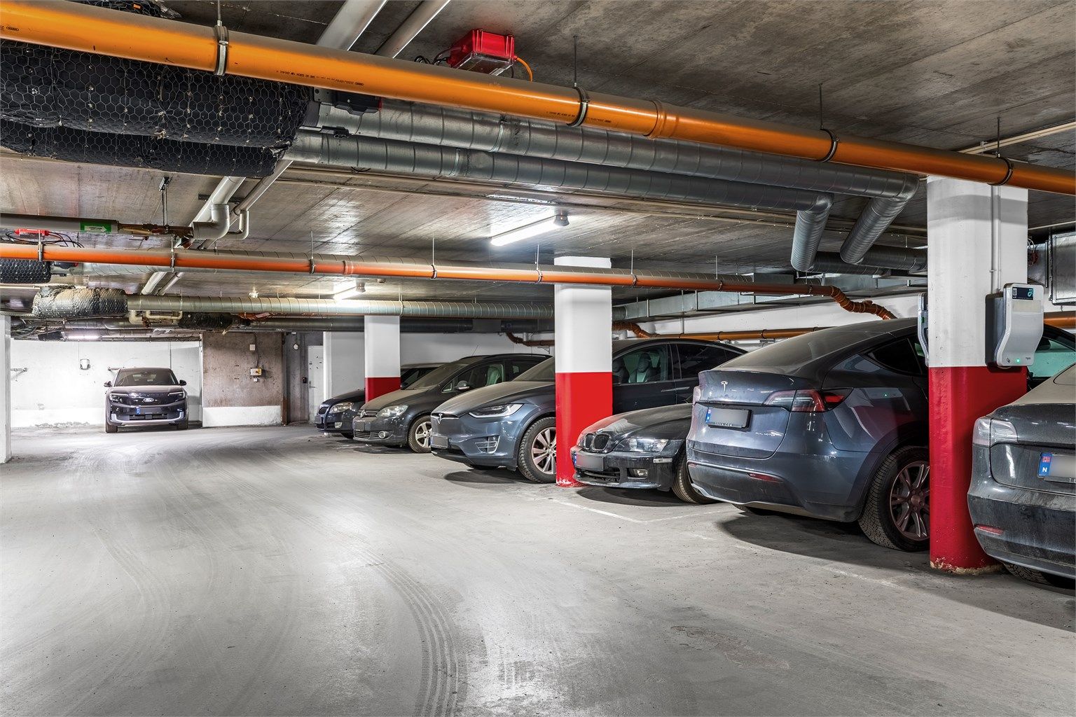 Bruksrett til garasjeplass med elbil-lader medfølger.