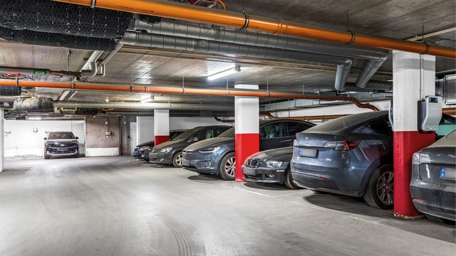 Bruksrett til garasjeplass med elbil-lader medfølger.