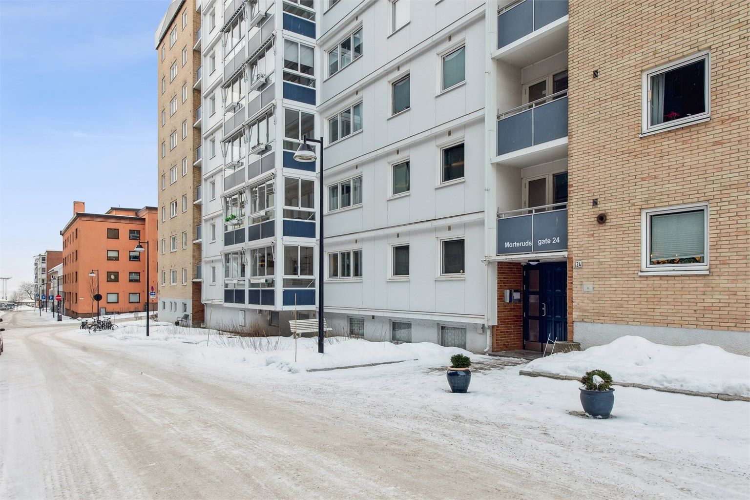 Fasade og inngangsparti.