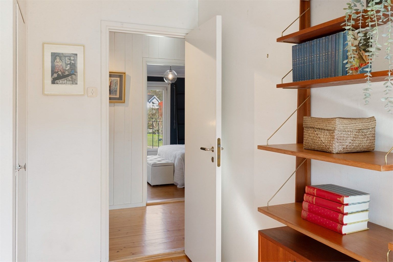 En titt fra det ene soverommet mot hovedsoverommet.