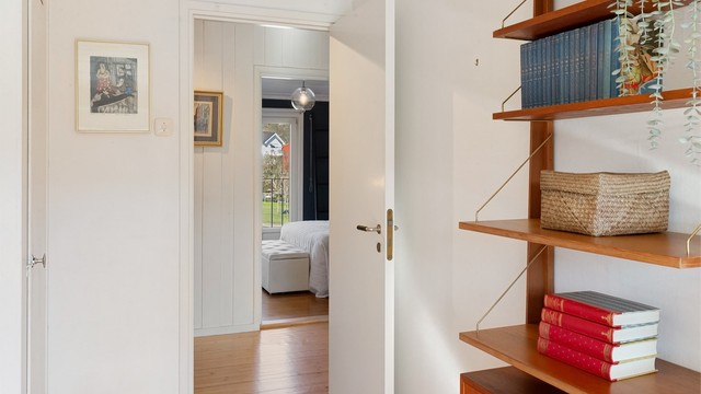 En titt fra det ene soverommet mot hovedsoverommet.