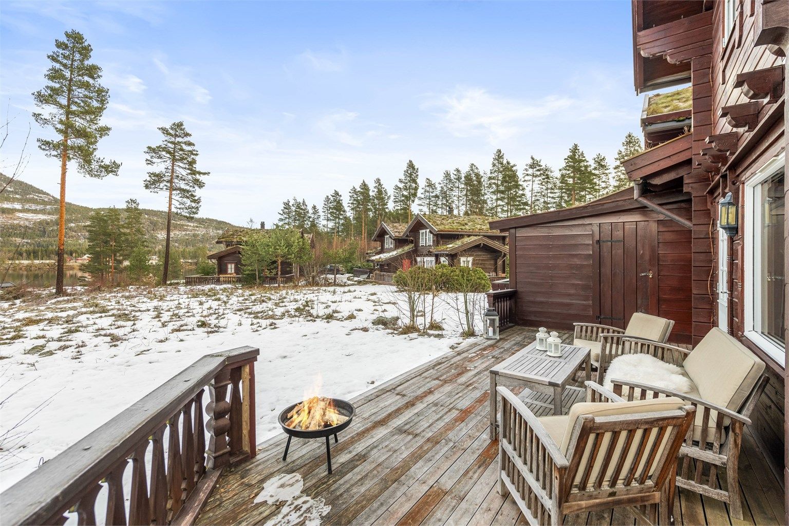 Uteplassen innbyr til hygge uten særlig innsyn, sommer som vinter!