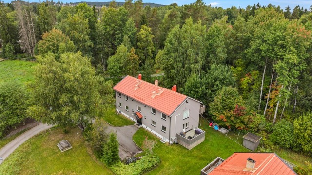 Borettslaget ligger tilbaketrukket til, og har usjenert hage og grønne trær.