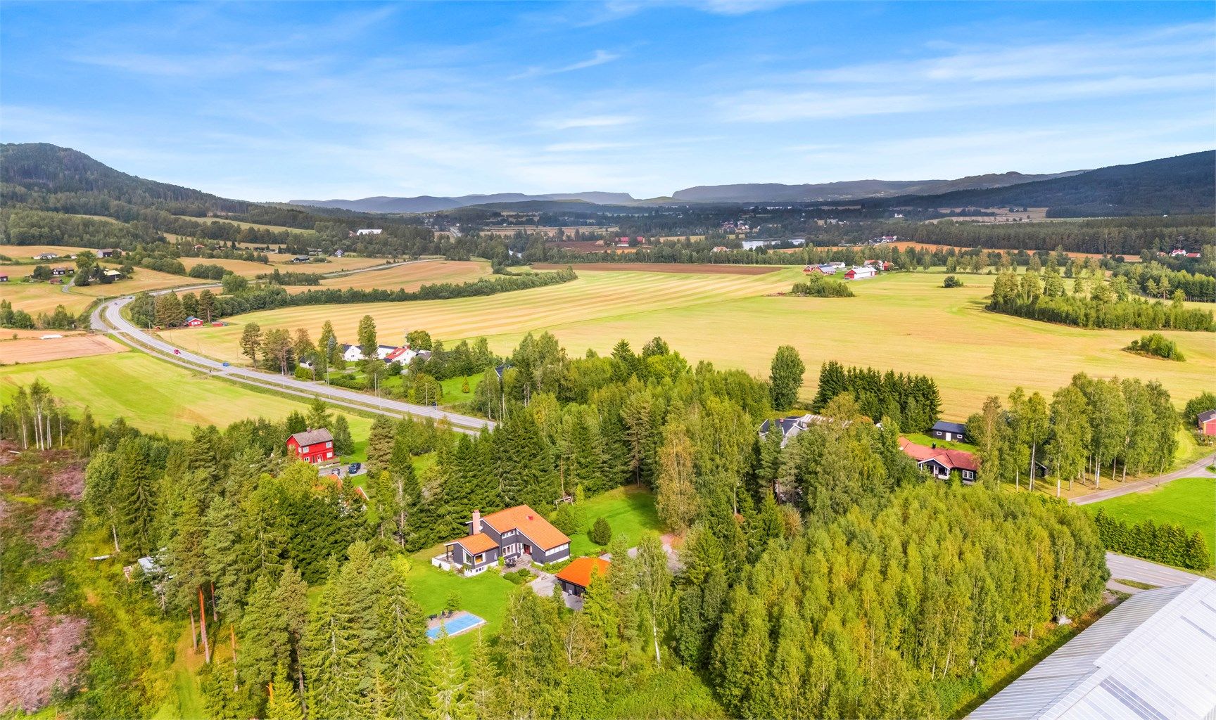 Eiendommen ligger i naturskjønne omgivelser og byr på bredt dyreliv og fine turmuligheter.
