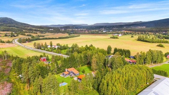 Eiendommen ligger i naturskjønne omgivelser og byr på bredt dyreliv og fine turmuligheter.