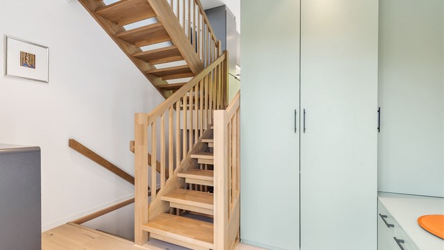 Trappen fra entréen leder opp til stuen og ned til kjellerstuen
