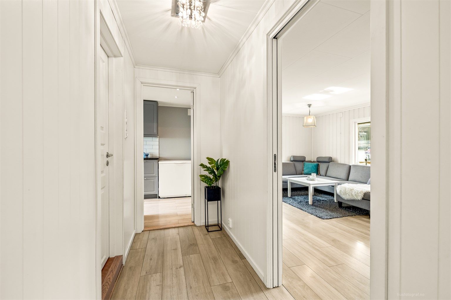 Entréen ønsker velkommen og binder sammen leilighetens rom. 