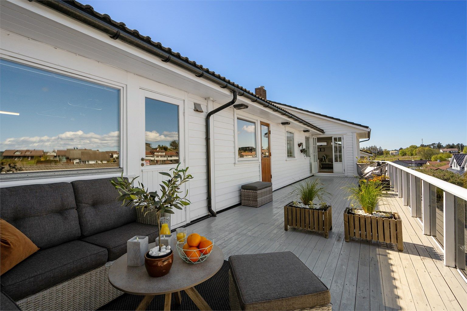 Solrikt og med rikelig plass til hagemøbler. 