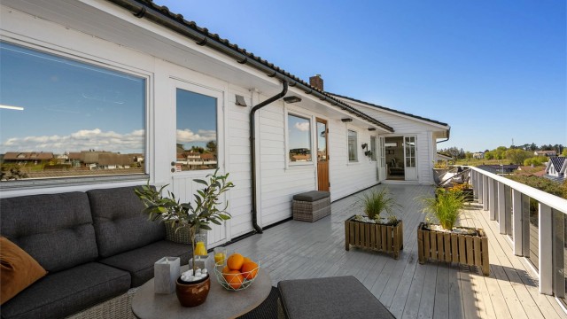 Solrikt og med rikelig plass til hagemøbler.