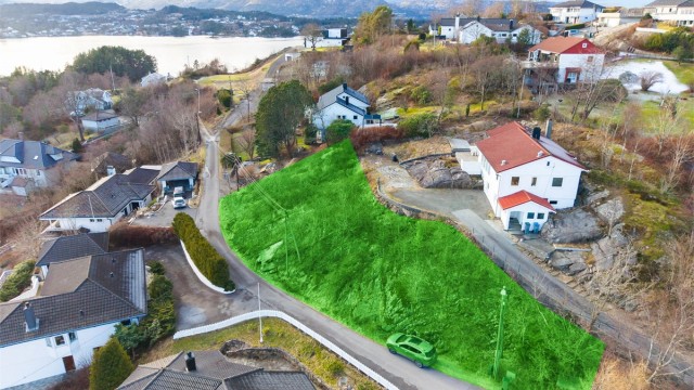 Krogsveen V/Thomas Hauge Presenterer tomt for salg i Skareveien. Etablert nabolag med bebyggelse hovedsakelig av eneboliger. Merket område viser ca. areal.