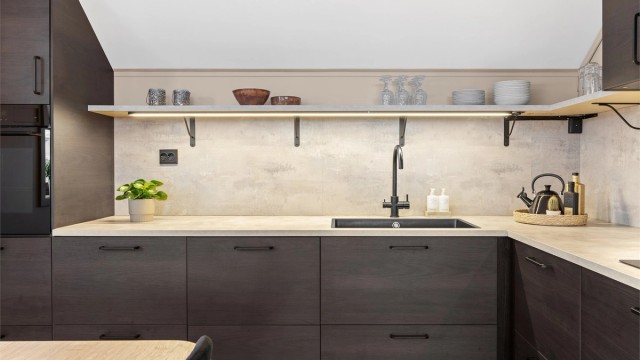 Detaljer som belysning under hyllene og automatisk vannstopper understreker funksjonaliteten.