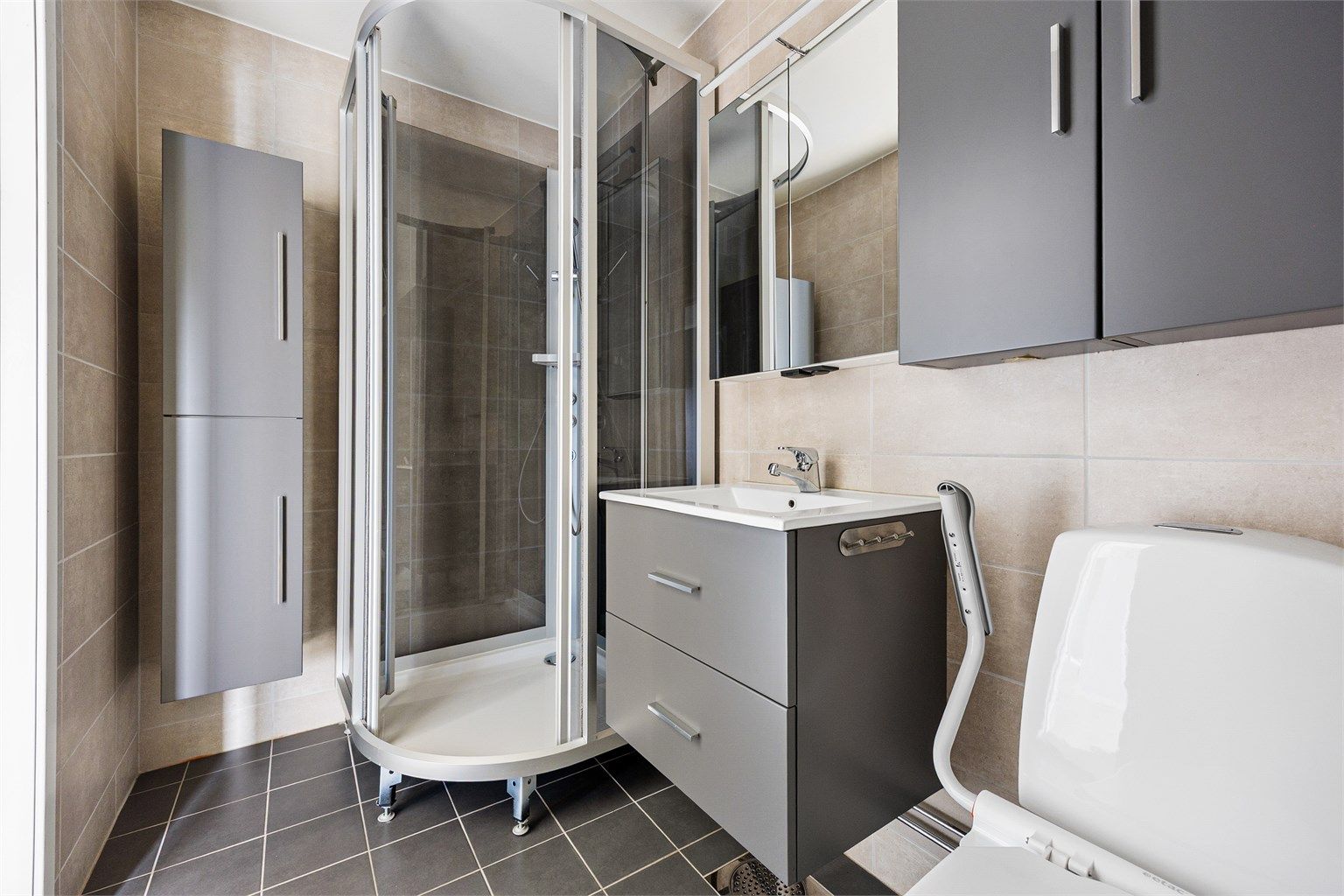 Badet har flislagte overflater, elektrisk gulvvarme og innredning fra Sigdal.