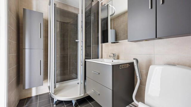 Badet har flislagte overflater, elektrisk gulvvarme og innredning fra Sigdal.