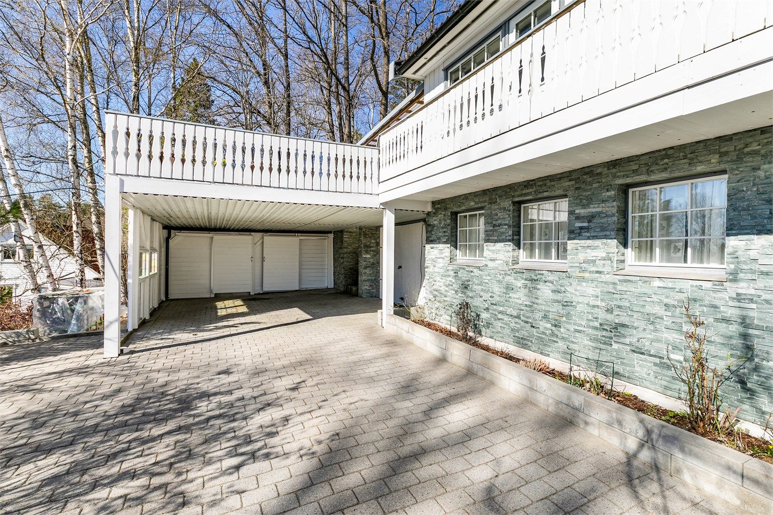 I den romslige carporten, oppført i 2011, kan også sykler og leker stå under tak.