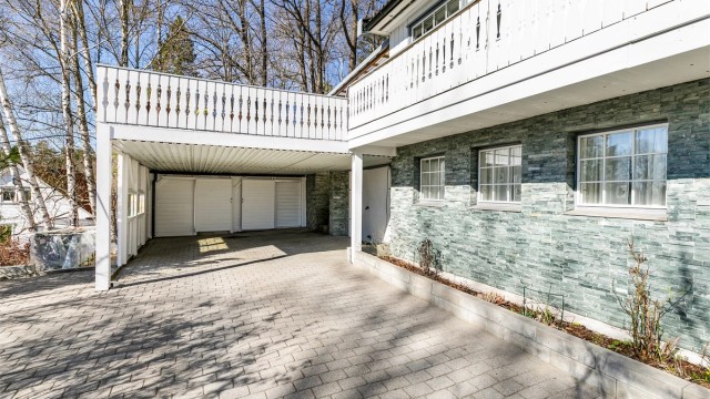 I den romslige carporten, oppført i 2011, kan også sykler og leker stå under tak.