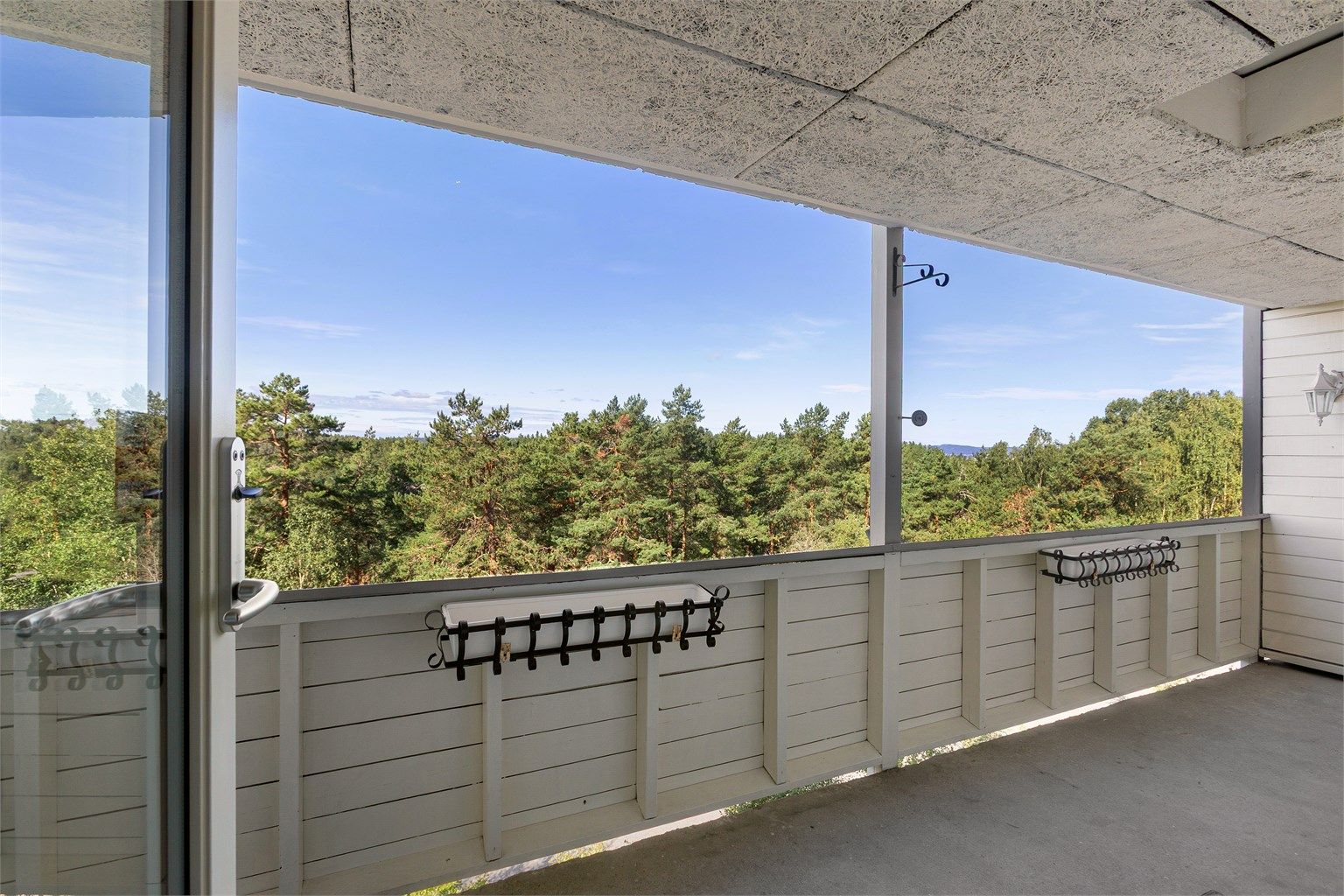 Stor overbygd vestvendt balkong på 13 kvm 