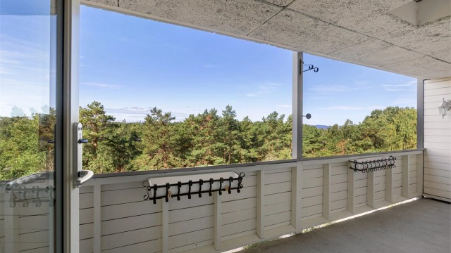 Stor overbygd vestvendt balkong på 13 kvm