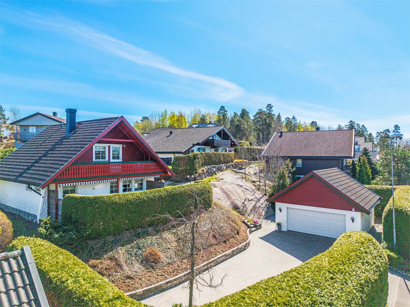 En velholdt familiebolig i et rolig og etablert villastrøk, med dobbelgarasje og en pent opparbeidet, usjenert tomt.