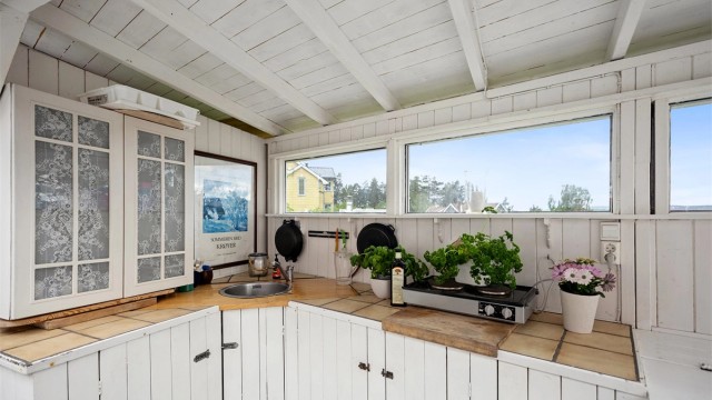 Praktisk utekjøkken tilkoblet vann fra privat brønn og med varmtvannsbereder under vasken